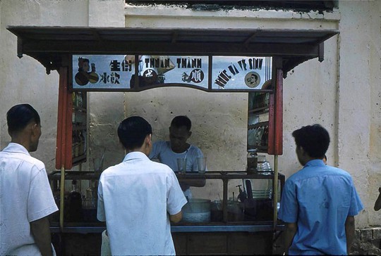 Ảnh độc đáo về hàng quán giải khát trên vỉa hè Sài Gòn xưa - Ảnh 7.