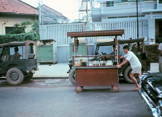 Ảnh độc đáo về hàng quán giải khát trên vỉa hè Sài Gòn xưa - Ảnh 15.