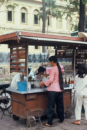 Ảnh độc đáo về hàng quán giải khát trên vỉa hè Sài Gòn xưa - Ảnh 11.