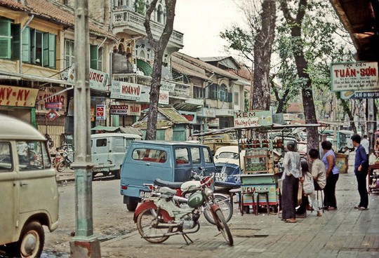 Ảnh độc đáo về hàng quán giải khát trên vỉa hè Sài Gòn xưa - Ảnh 2.
