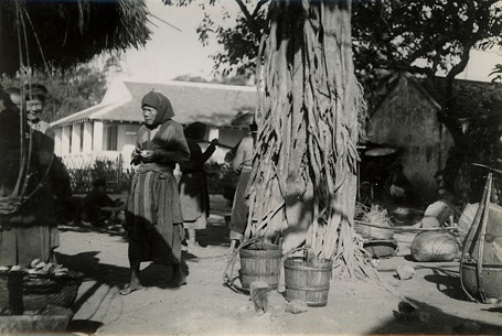 Hà Nội những năm đầu thế kỷ 20: Những người phụ nữ “buôn thúng bán mẹt”, mặc áo “mớ ba mớ bảy” truyền thống. (Ảnh: Ouvrage de R. Dubois)
